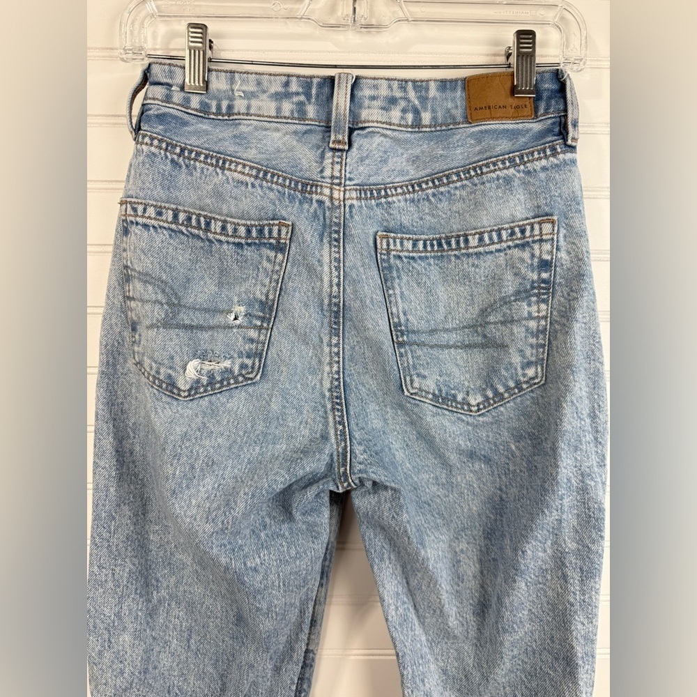 American Eagle women’s Mom Straight denim jean. Light/medium wash. Size 0 Reg - Picture 2 of 9